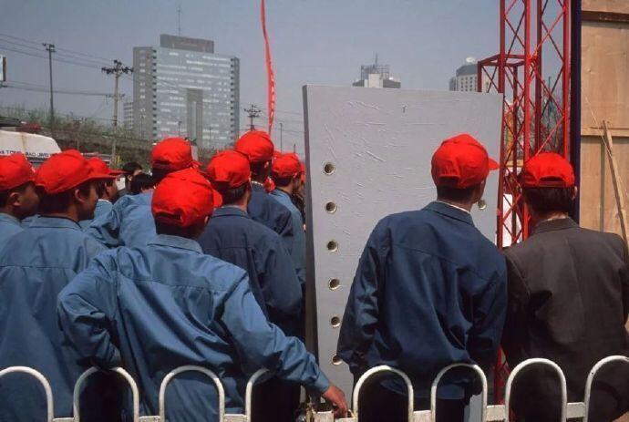 同年6月3日，北京朝阳区和平里出现暴力犯罪团伙，威胁群众安全。武警陈攀峰带领队员