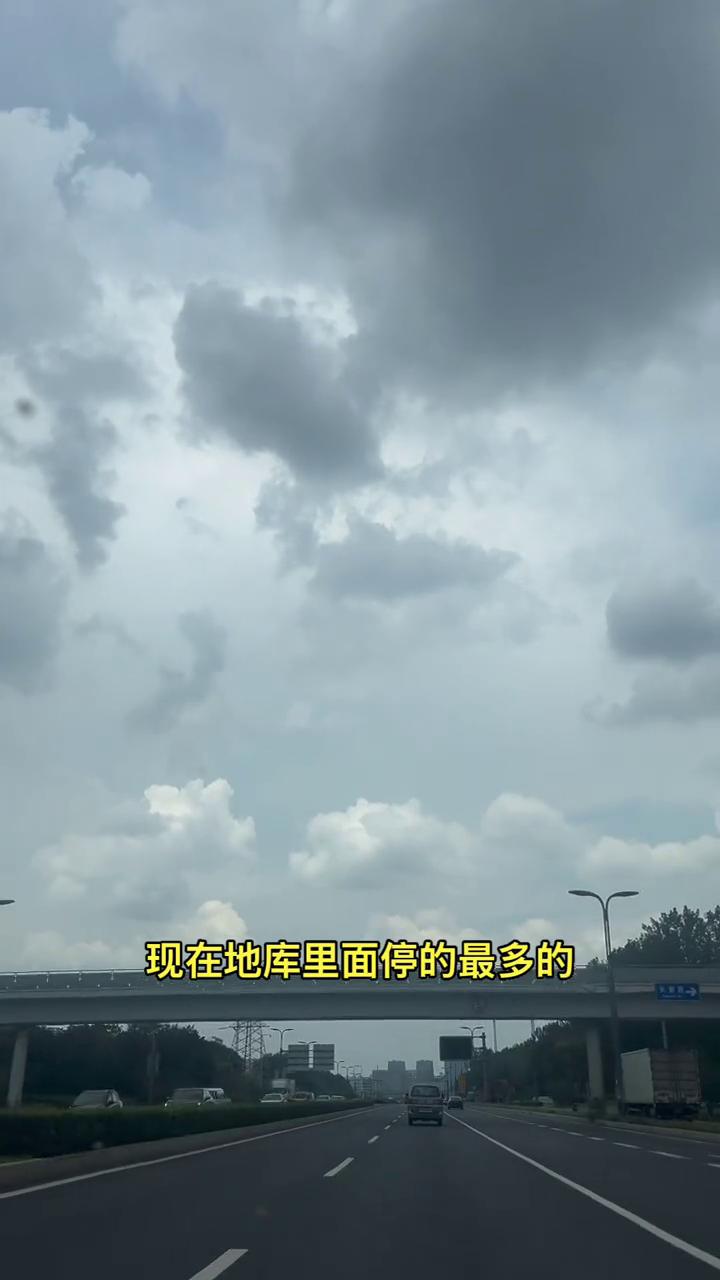 你发现没有，现在地库里面停的最多的、停的时间最长的、落灰最厚的全都是燃油车。油价