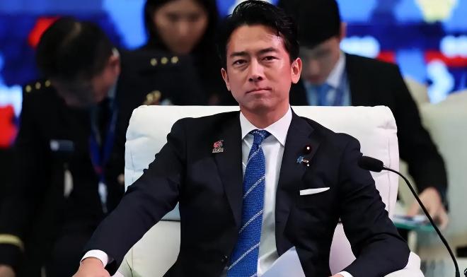 你敢相信吗，一个国家竟然能把“道歉”这种事玩出极其现实的等级森严感，对西方人低头