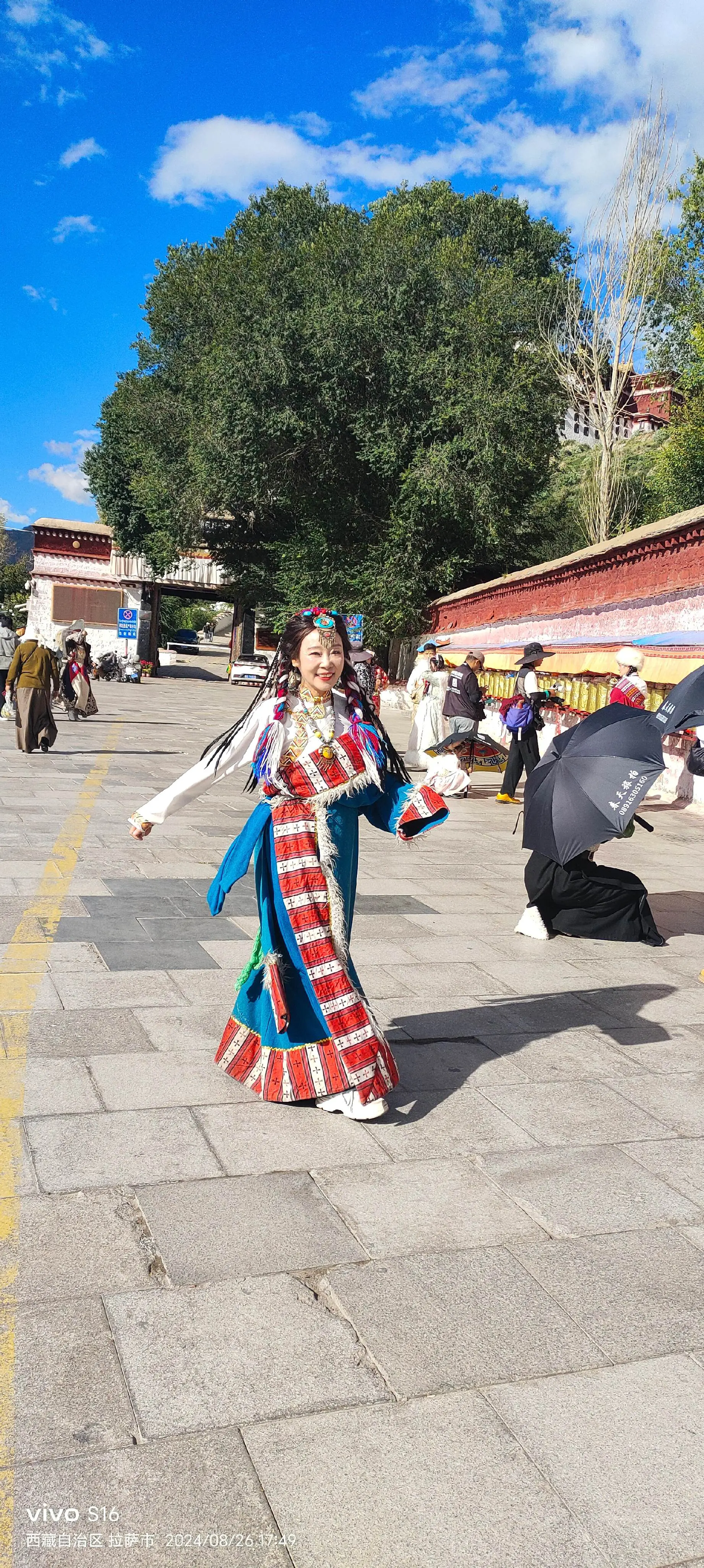 以后再去西藏，我一定要把藏族舞蹈学会也要载歌载舞。刚刚我在想，我以后会...