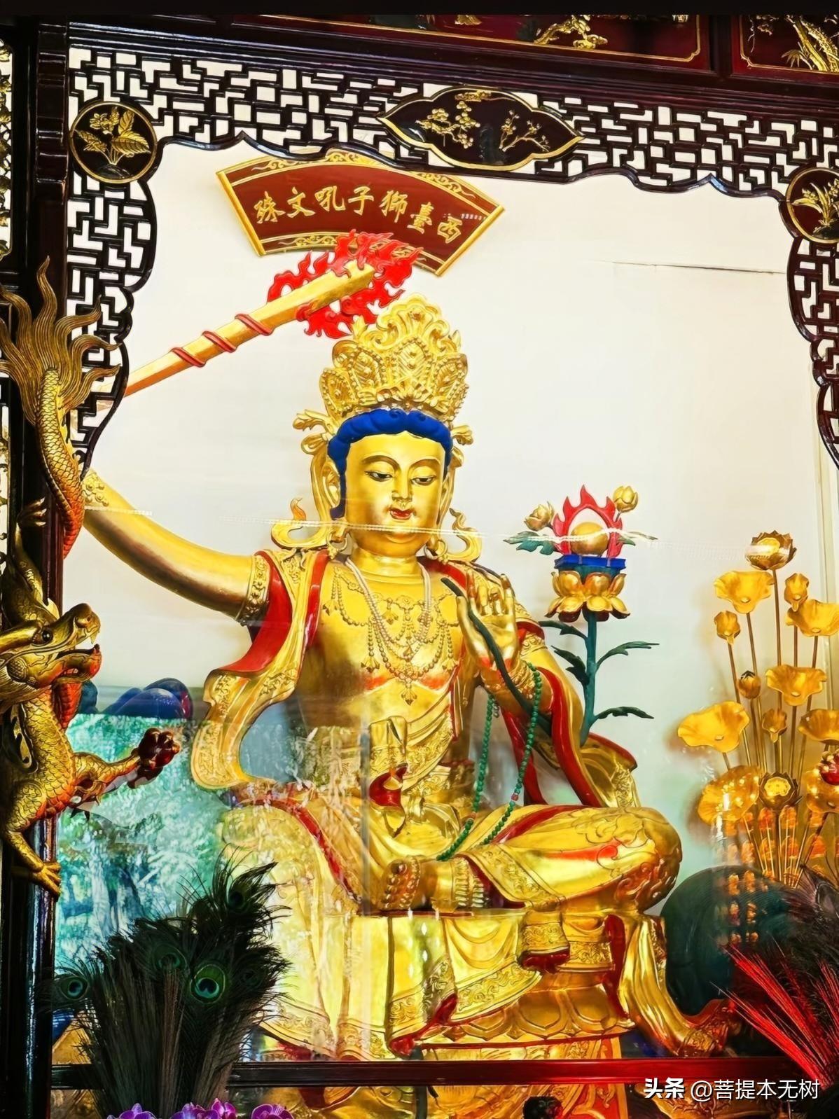 登临五台山黛螺顶，才算真正圆满一次朝圣之行。
殿内供奉着五方文殊，不用奔波五座台