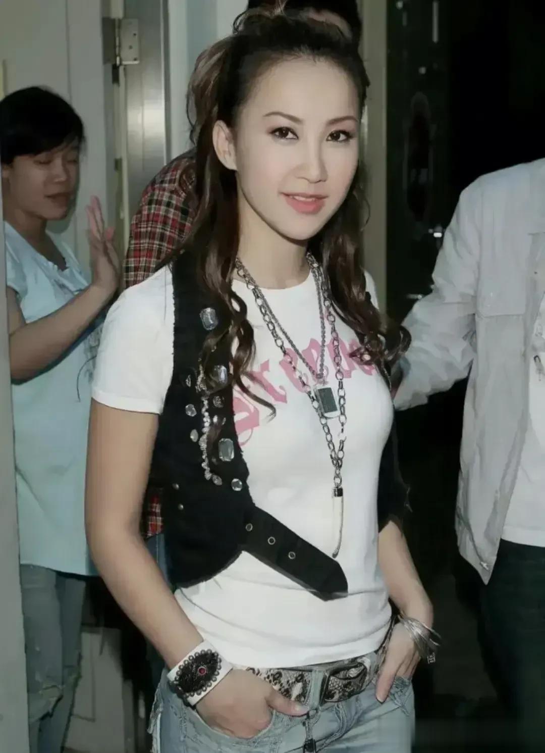 李玟把遗产都留给了妈妈，当年李玟是遗腹子，妈妈没有放弃她，李玟感恩妈妈。

李玟