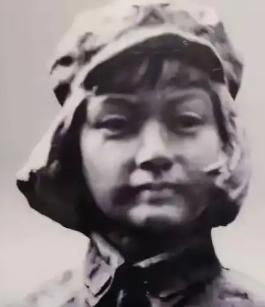 1929年，朱德正和妻子睡觉，突然十几个敌兵破门而入，大喊：“谁是朱德！”危急时