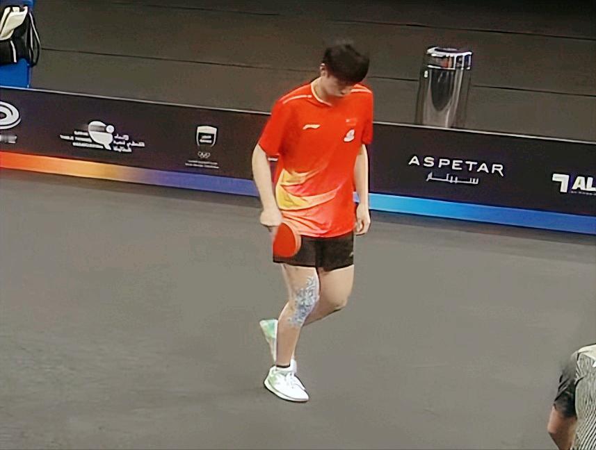 坏了，温瑞博膝盖好像也受伤了！

今天贴满了肌肉贴，
而且打起来，
也没有前两场