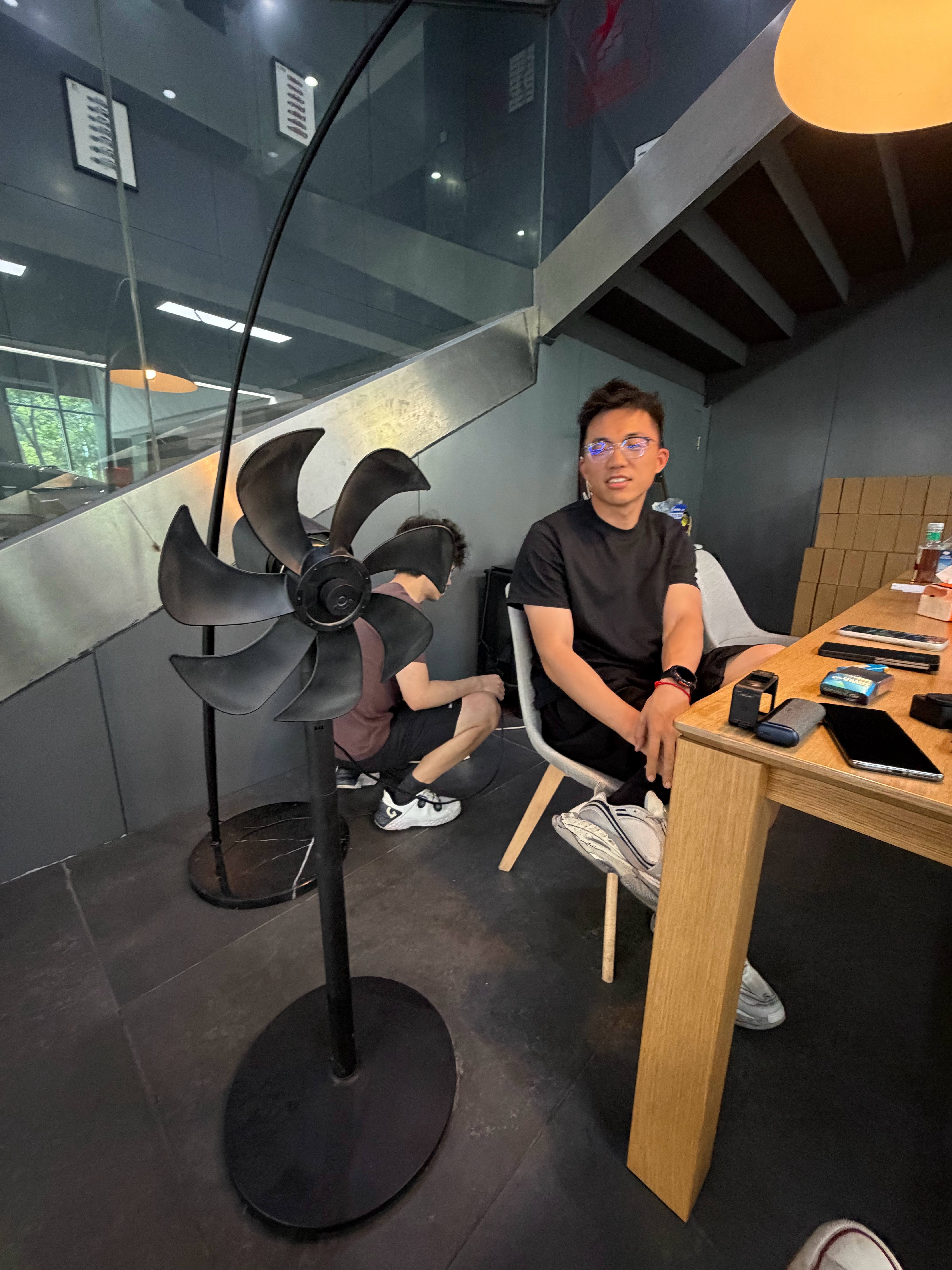 我热的受不了了，他让他的员工拿来了“风扇”，所以卖超豪真的不挣钱