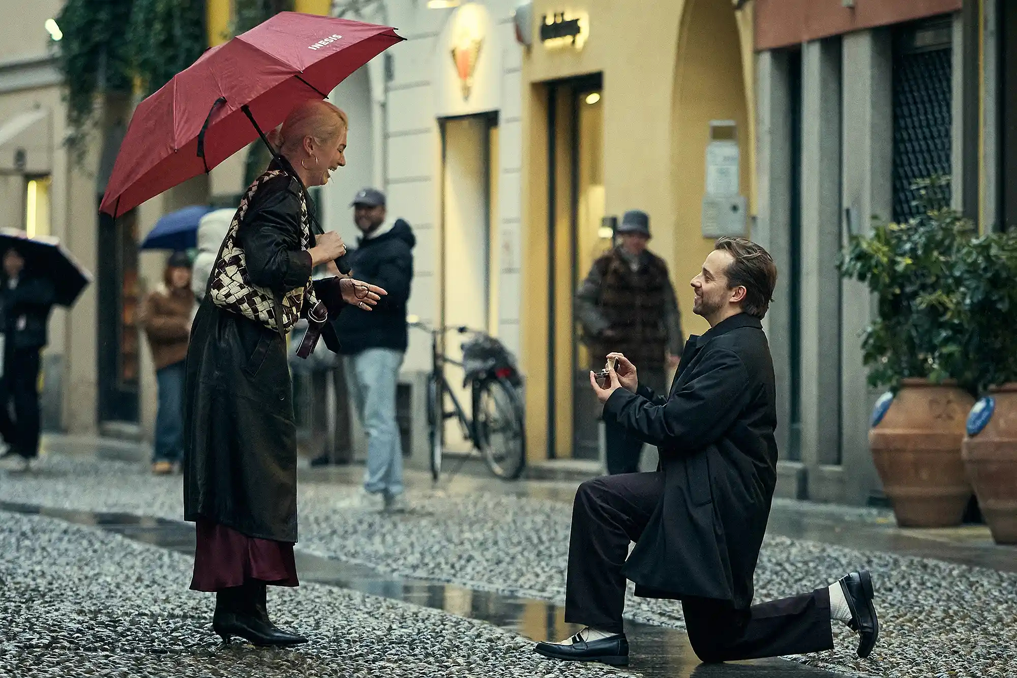 此刻皆不凡冬奥会 【西班牙花样滑冰运动员在米兰冬奥会期间于街头与昔日对手订婚】花