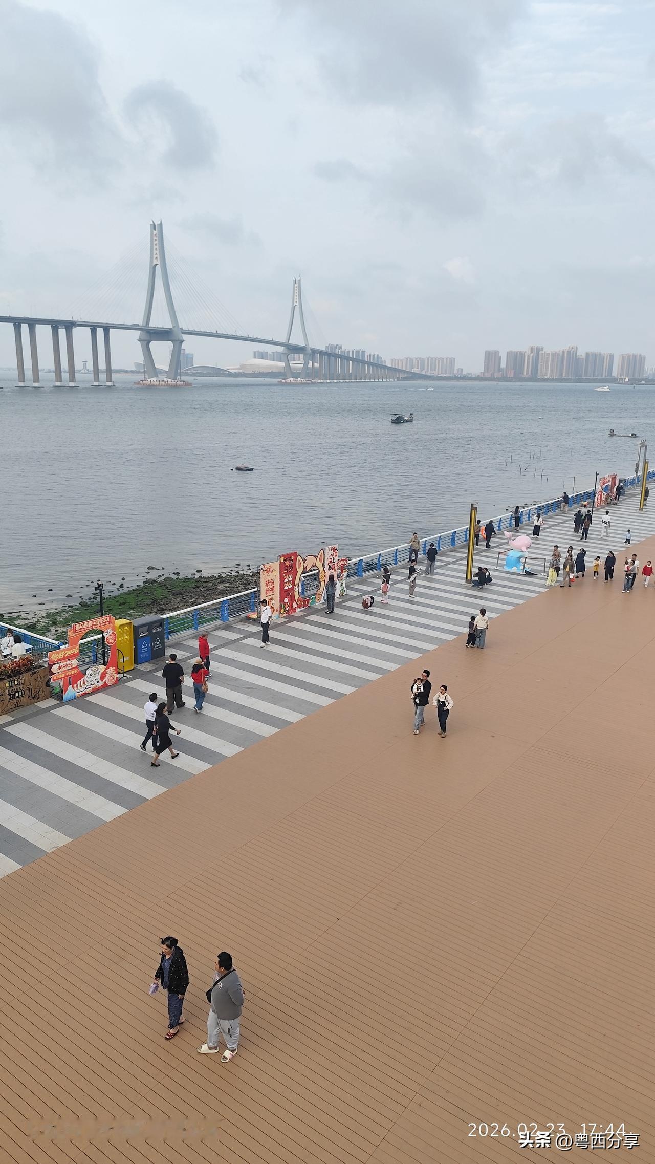 楼市似乎回暖？别逗了！
 
所谓回暖，不过是售楼处的热闹、数据的微调，真金白银的