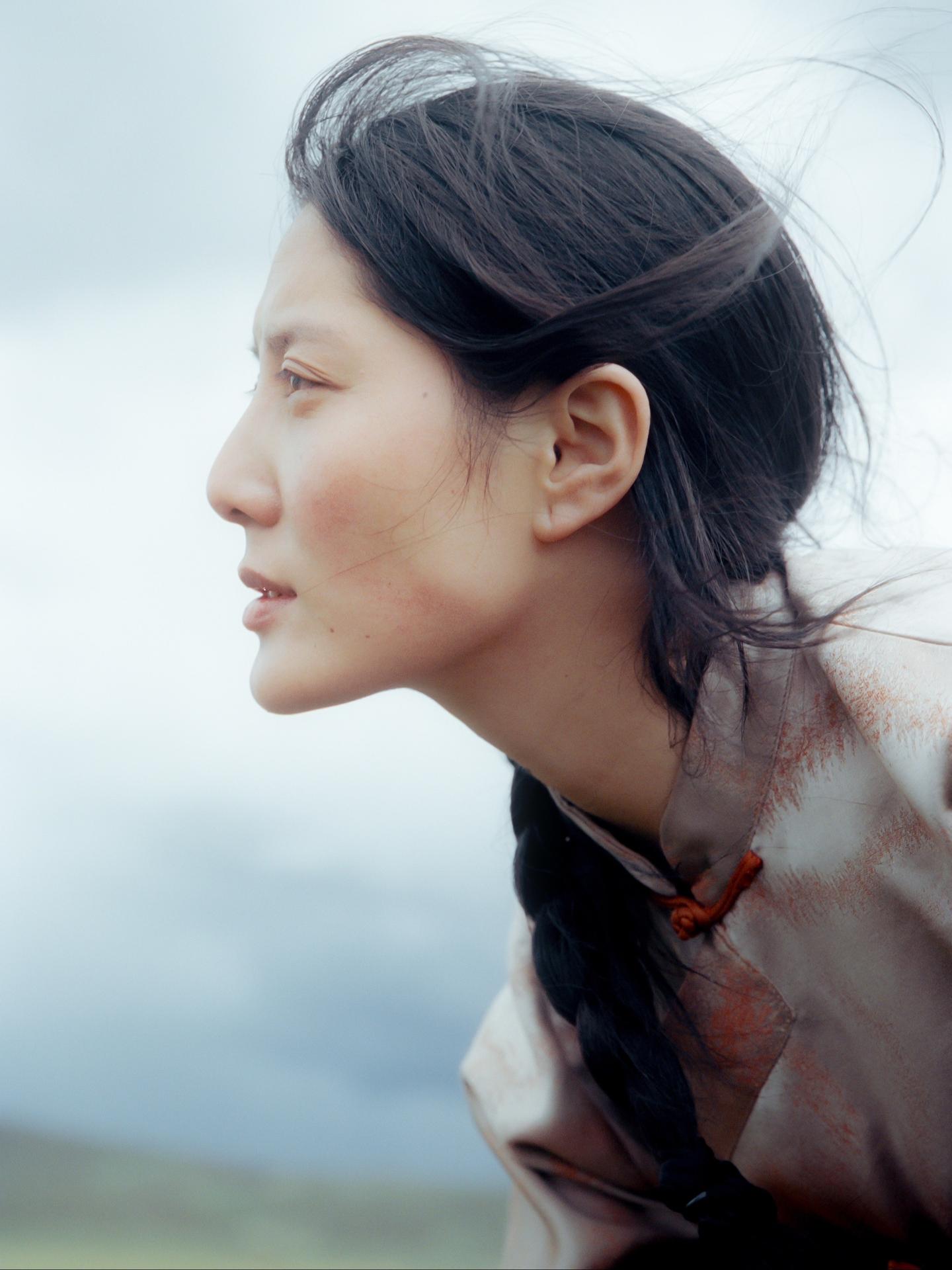 甘于静默、心无旁骛，以流动的智慧无声观照世间万物。