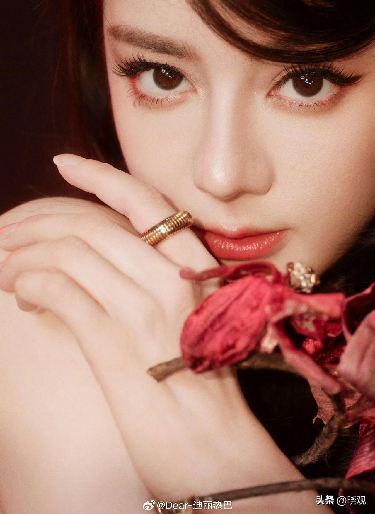 一大早特意看有没有迪丽热巴滞留迪拜的最新消息，结果没有。

迪丽热巴原计划经迪拜