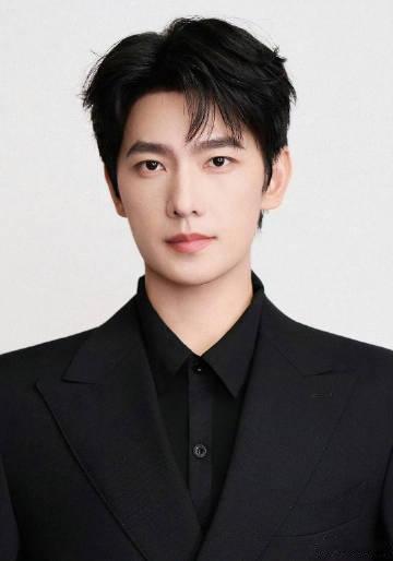 杨洋公式照 黄金比例脸细看杨洋这组官方肖像，面部各部位尺寸遵循黄金分割比例，立体