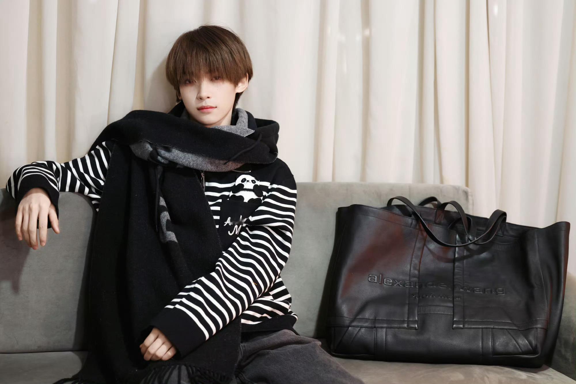 梓渝 🔮梓渝游点意思2026巡回演唱会 希望你在流言四起的世界里熠熠生辉做那个