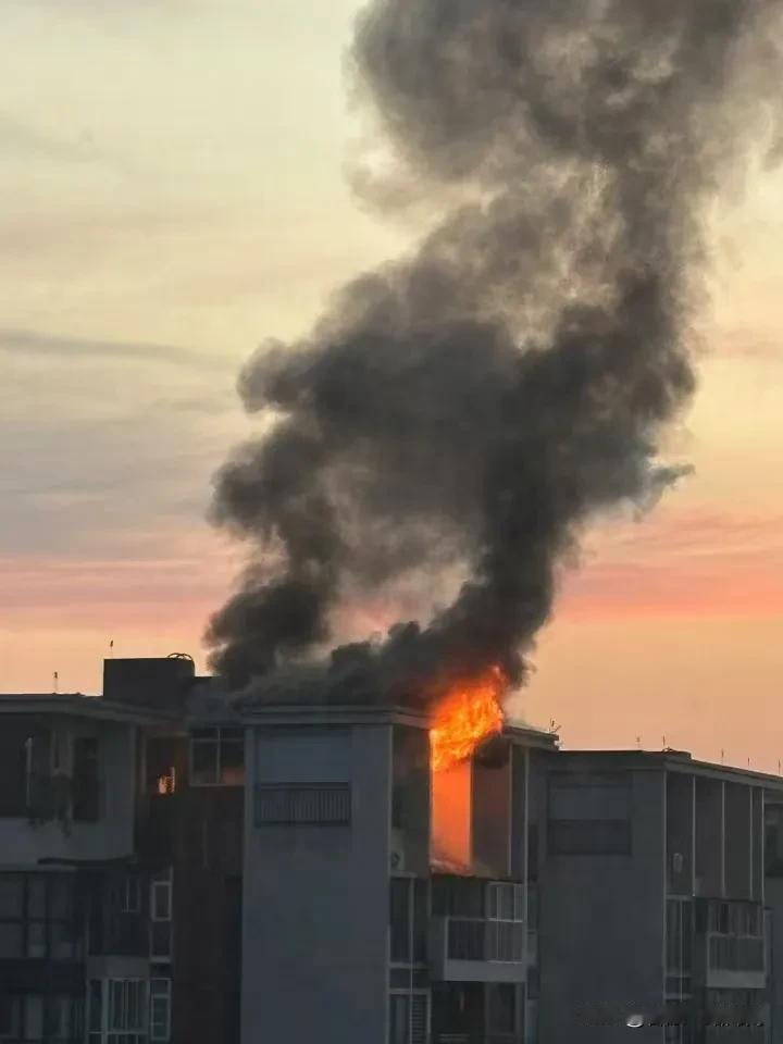 刚出小区大门，对面某安置小区浓烟滚滚，熊熊大火烧的正旺，希望没有人员伤忙，冬天来