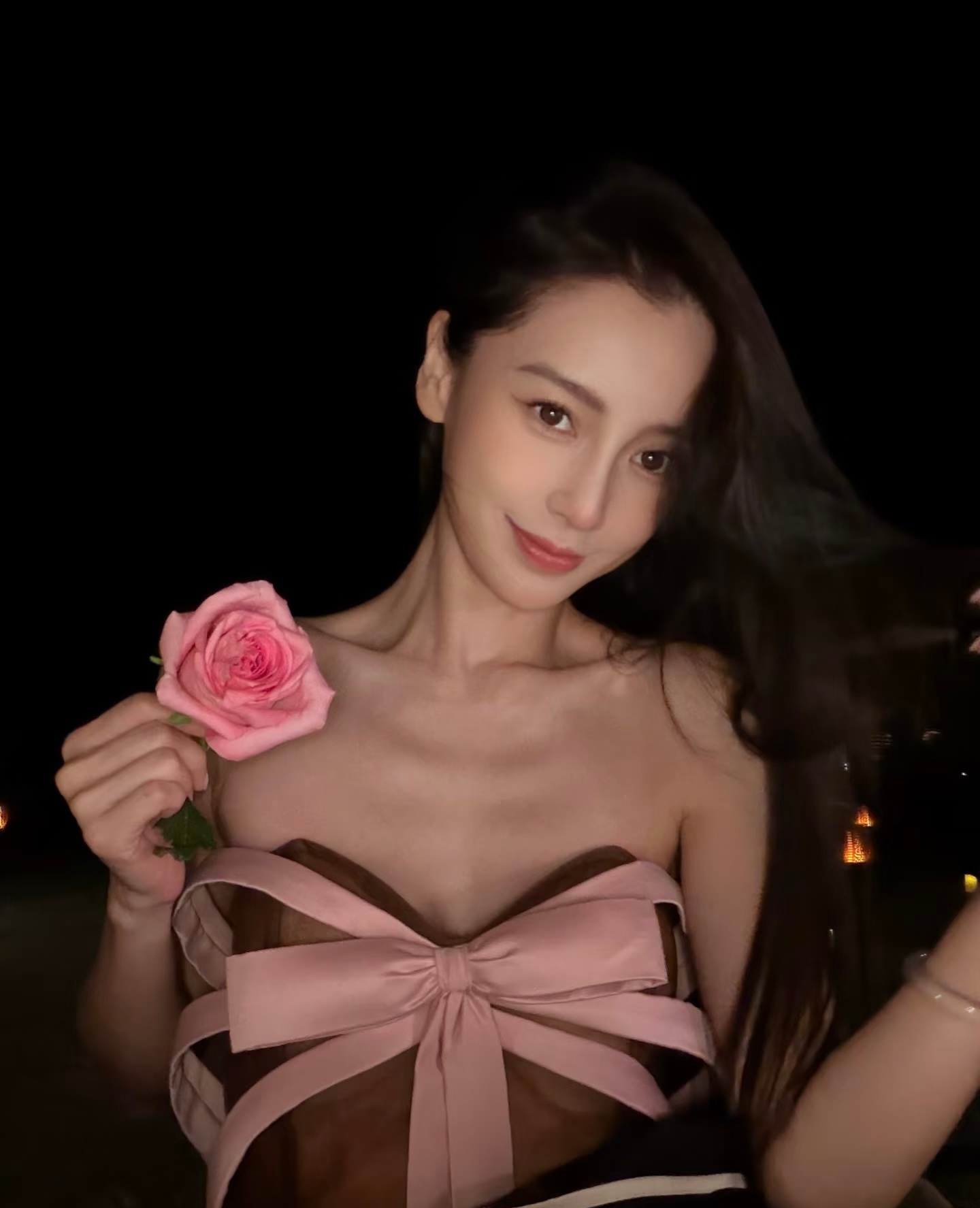 Angelababy拿玫瑰花自拍好瘦啊 