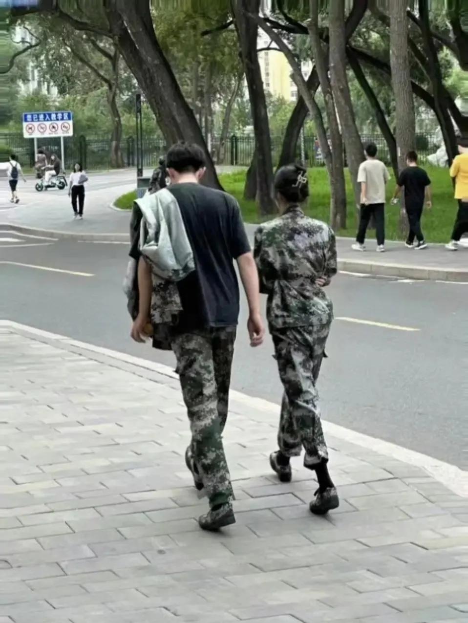 校园拍到这一幕，是不是很般配？