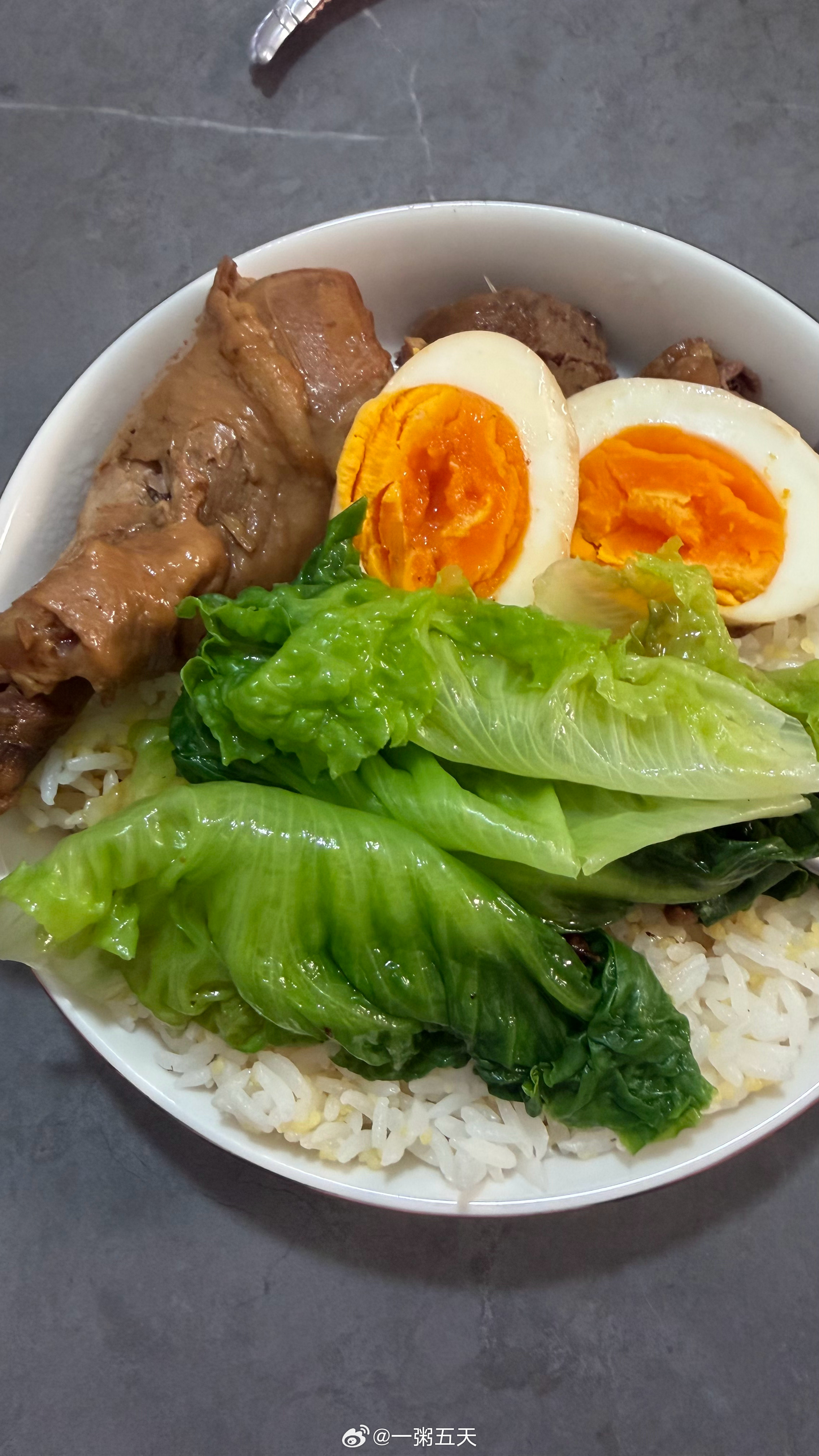 我妹马上初三体考，现在全家人陪她清淡饮食。吃得我好崩溃，我想吃烤肉炸鸡麻辣烫火锅