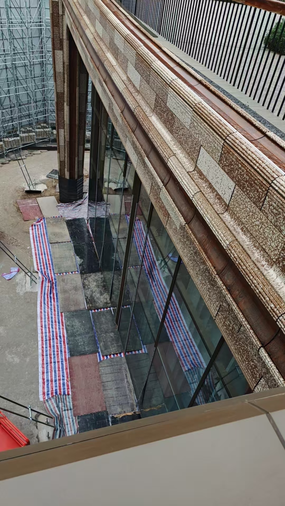 Apple Store 西安最新进展。已经在开始拆除原围挡玻璃了。 