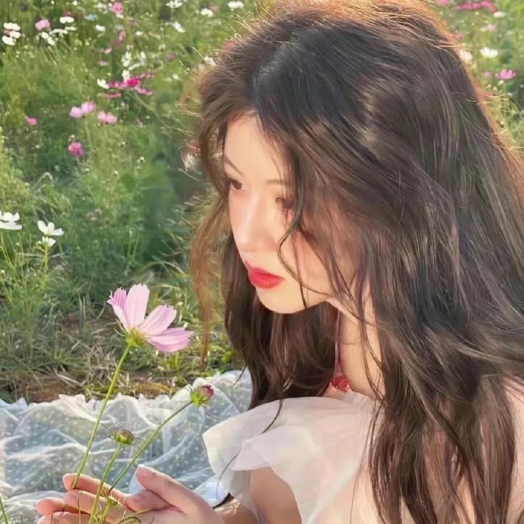 在花海中轻嗅花香，感受大自然的美好。春天花香风景美 自然花香醉 于花丛间漫步 路