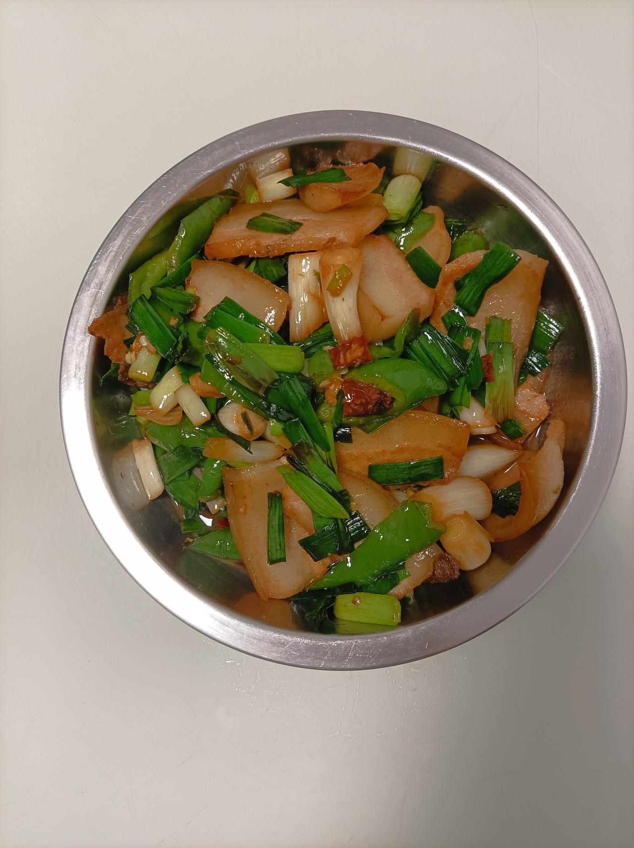 新年从一顿美食开始周末美食，我儿子做的周末大餐:回锅肉，红烧鱼，猪肚鸡虫草花汤，