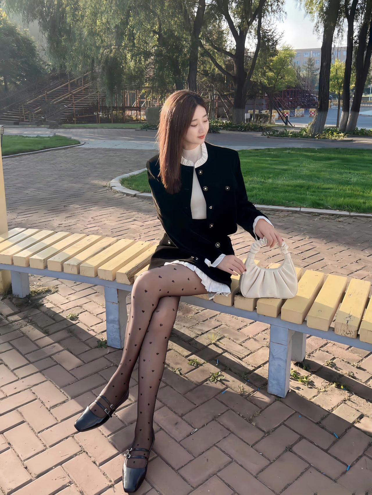 这套穿搭是甜酷小香风与少女感的融合，精致又具青春活力。黑色小香风套装自带高级精致