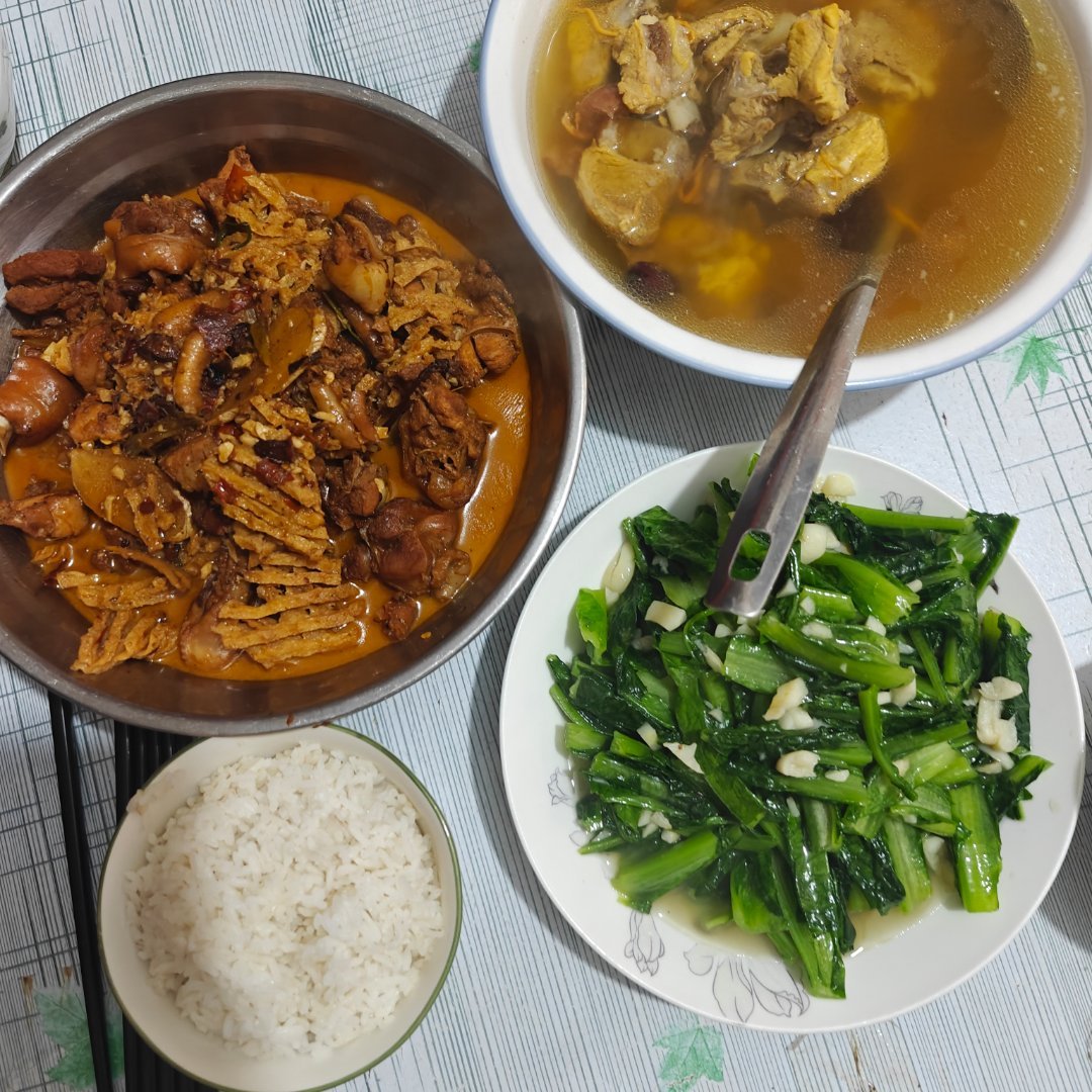 吃晚饭啦儿子做的晚饭清炒油麦菜，红烧小鸡还有一个排骨汤 ​​​