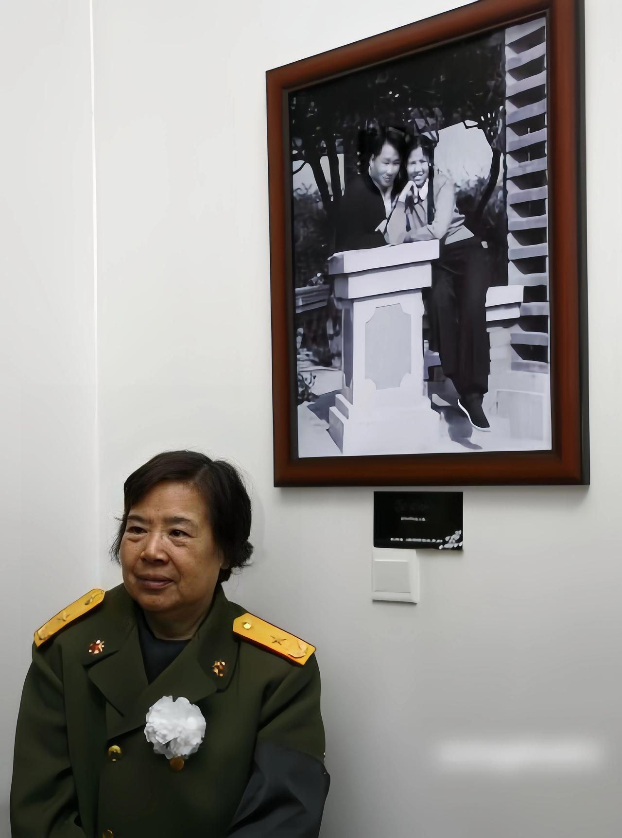 邵华坐在她与丈夫年轻时拍摄的照片下，神情凝重。
回想起自己曾经与丈夫的点点滴滴，