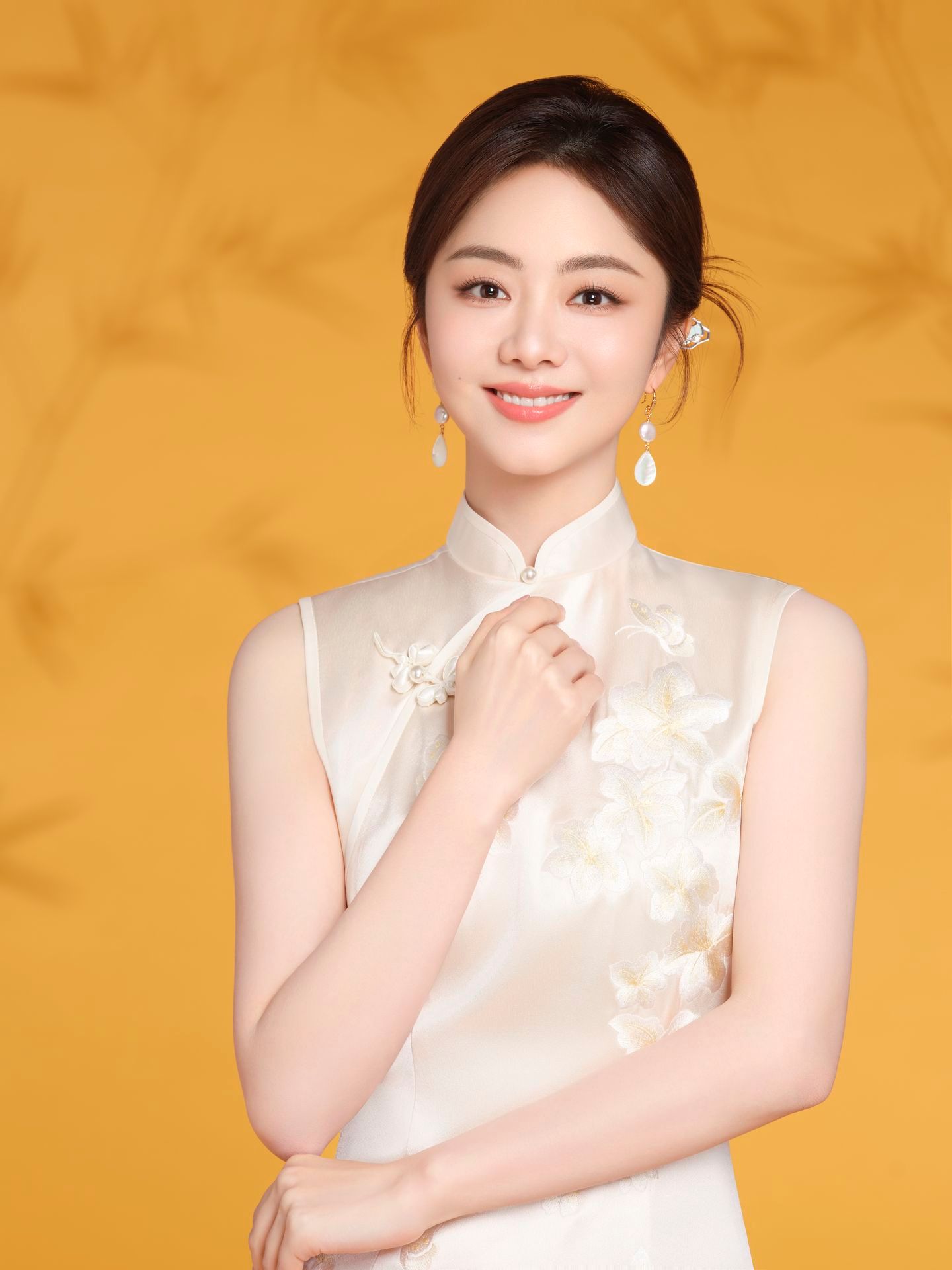 哇塞是旗袍韵！谭松韵你好美[期待] ​​​