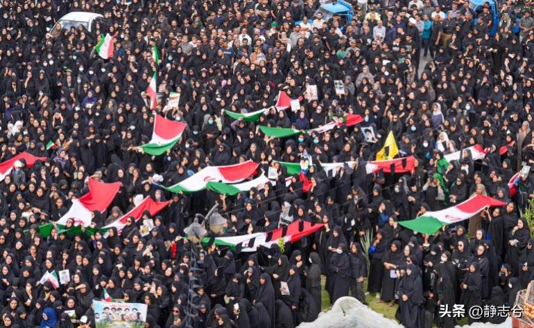 照片：为在伊朗学校袭击事件中遇难的儿童举行葬礼