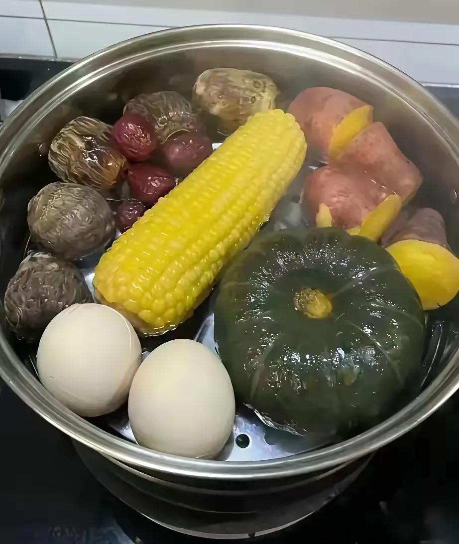 回老家，婆婆做的早饭。现在吃粗粮挺好的，我们平时偶尔也会这么吃，健康！

健康早