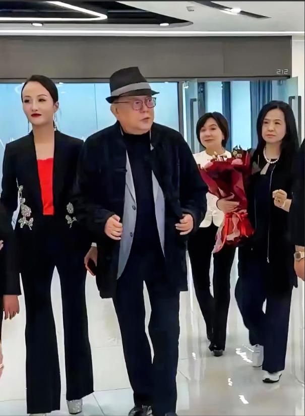 78岁的王刚，过着一种外人很难想象的生活：18岁的儿子在北京读着顶尖国际学校，而