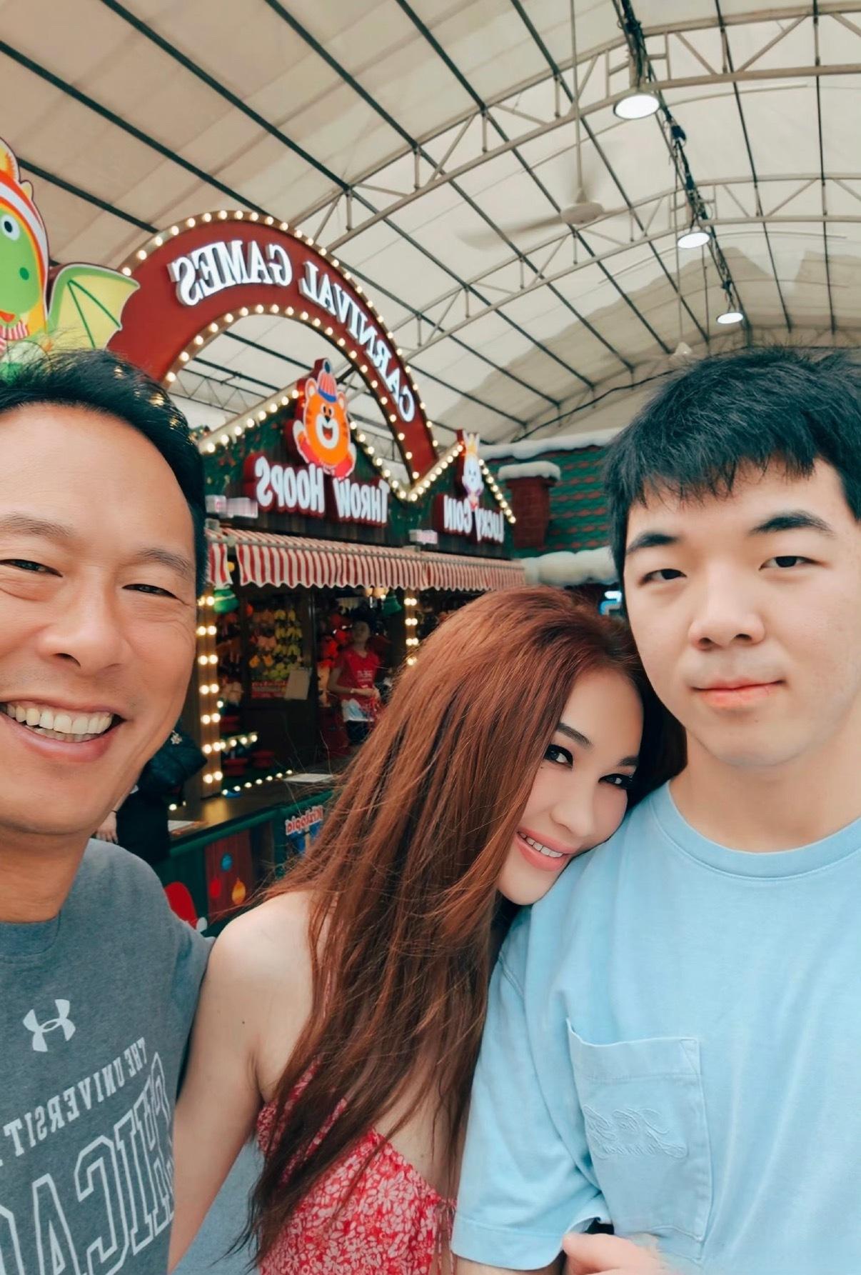 温碧霞晒一家三口合影 还是和儿子更亲 