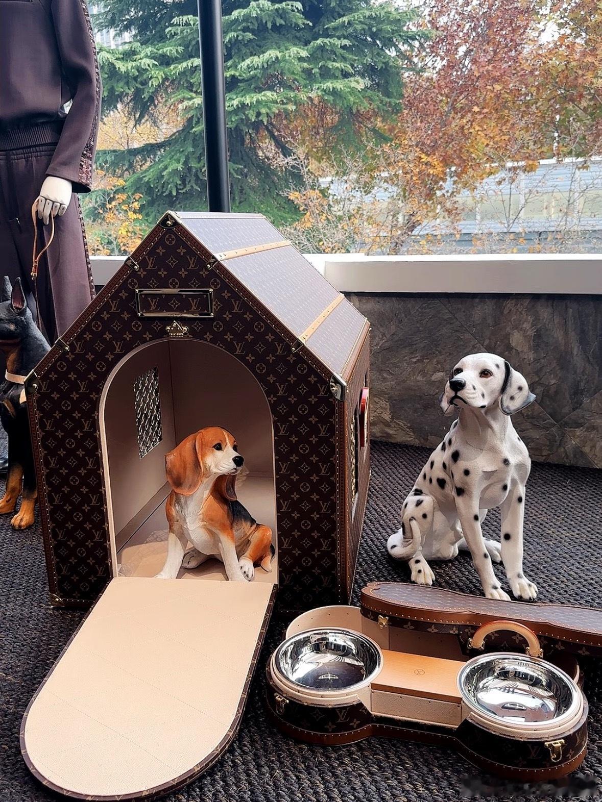 一个LV狗窝可以买一套房这反差真的惊到！LV新款老花狗窝标价超50万，经典帆布+