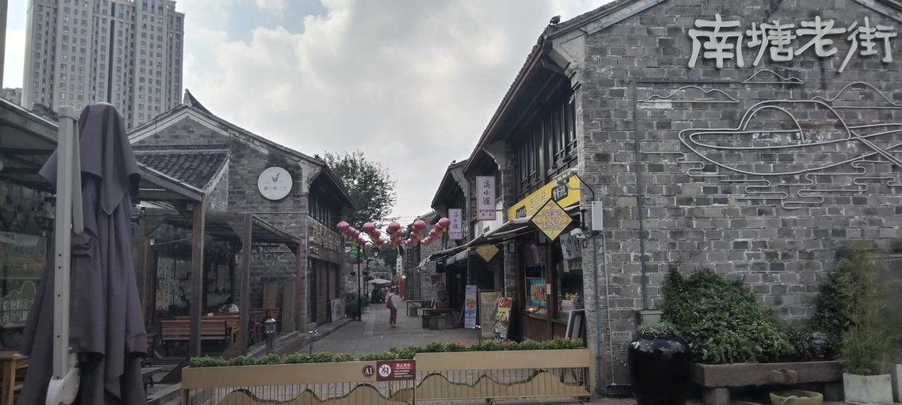 宁波海曙区百年南塘老街。