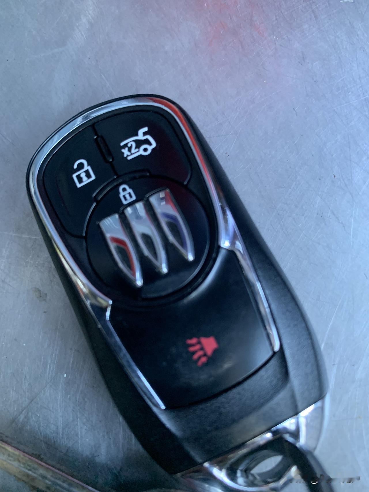 从这个月一开始，孩子因为参加工作了，加油让他自己付款了，车子买了半年一直是我加的