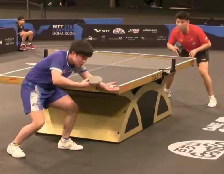 1月17日WTT多哈球星赛男单1/8决赛，薛飞3-2击败张本智和，完成对其的三连