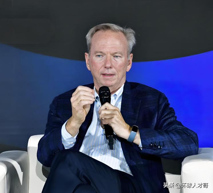 谷歌前 CEO 语出惊人，他表示中国顶尖大模型落后美国的差距不到 6 个月，他不