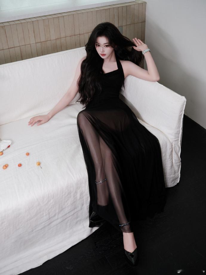 孔雪儿上海晚宴路透长期坚持体态管理真的肉眼可见，穿上修身挂脖黑裙身形匀称优美，直
