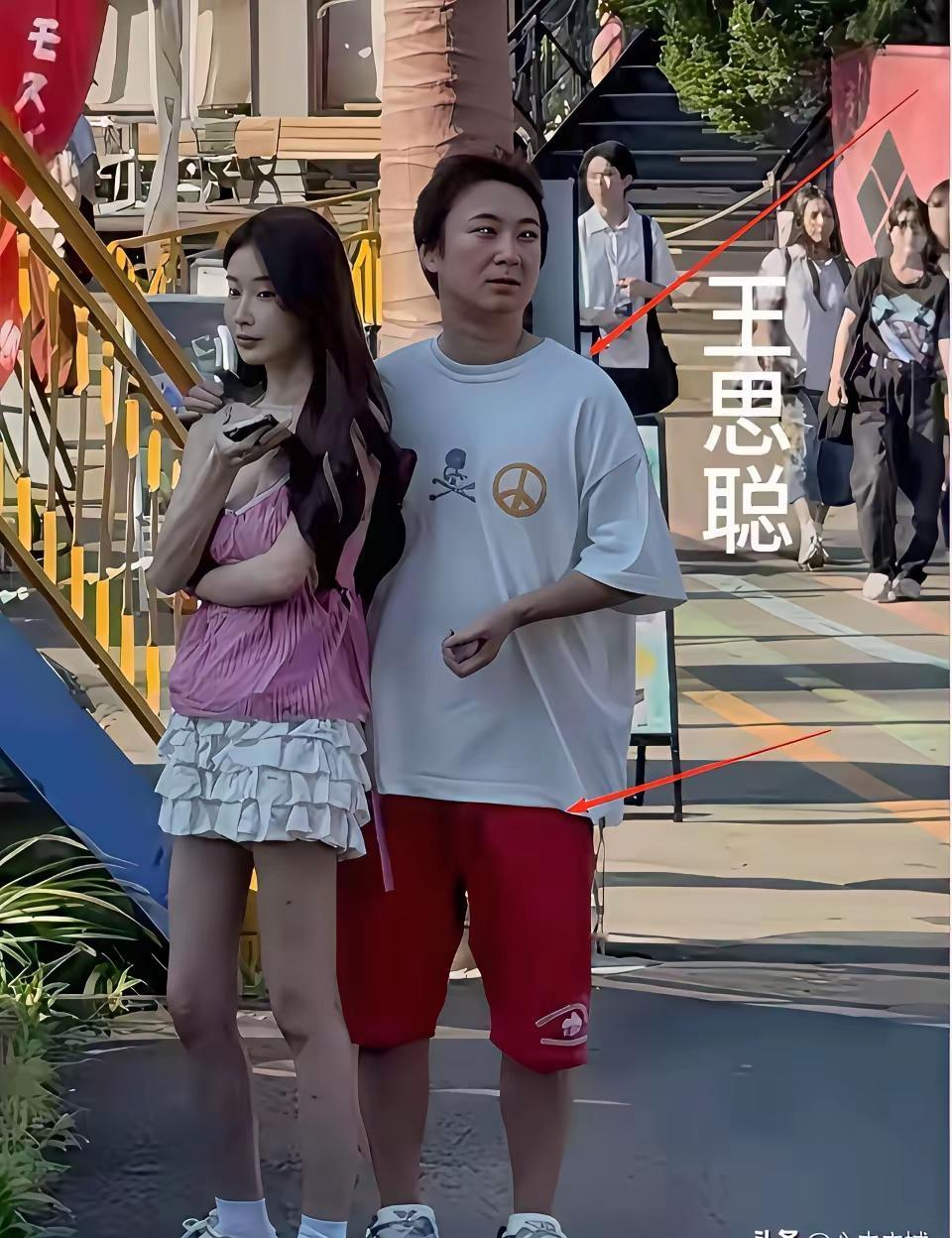 王健林的儿子，曹德旺的儿子
​一个在海外享受生活，
一个挑起家族企业重担！
​王