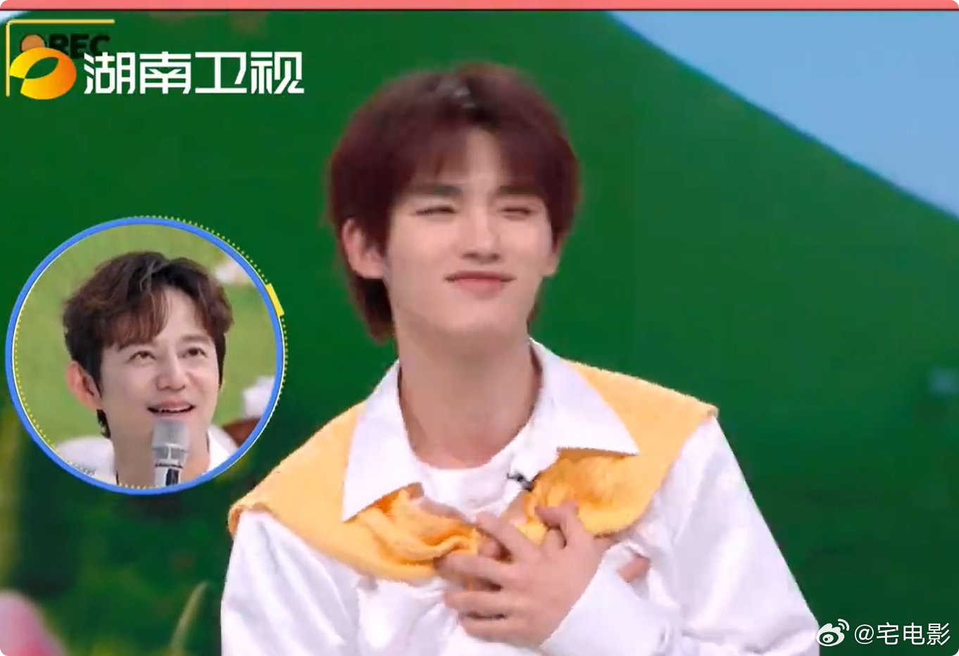 丁程鑫复刻何炅表情包眼神戏好足丁程鑫复刻何炅表情包，情绪切换又快又准，综艺感与演