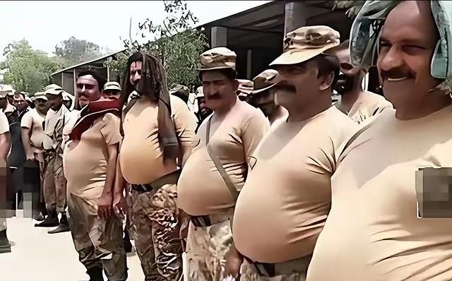 瞧瞧阿三哥军队里连级以上军官，那肚子一个比一个大，跟怀胎好几个月似的。要是中印再