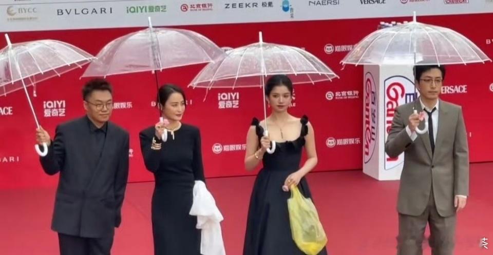 张婧仪拿黄塑料袋走红毯张婧仪好美，还有蒋勤勤，真好看 ​​​