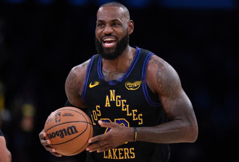 湖人昨天主场大胜猛龙后战绩来到了25胜16负，稳住了部第六，避免落入附加赛区。进