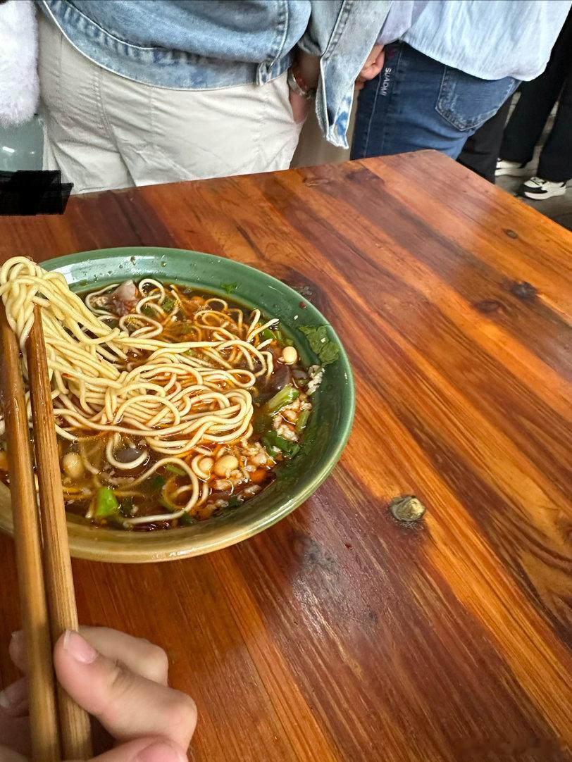 嗨，来时店里没几个人，转眼就座无虚席。老街里的粉店，每一家味道都很地道。 