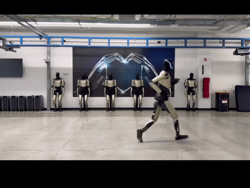 特斯拉发布人形机器人跑步视频特斯拉人形机器人协调性做的确实不错，感觉步伐很像一个