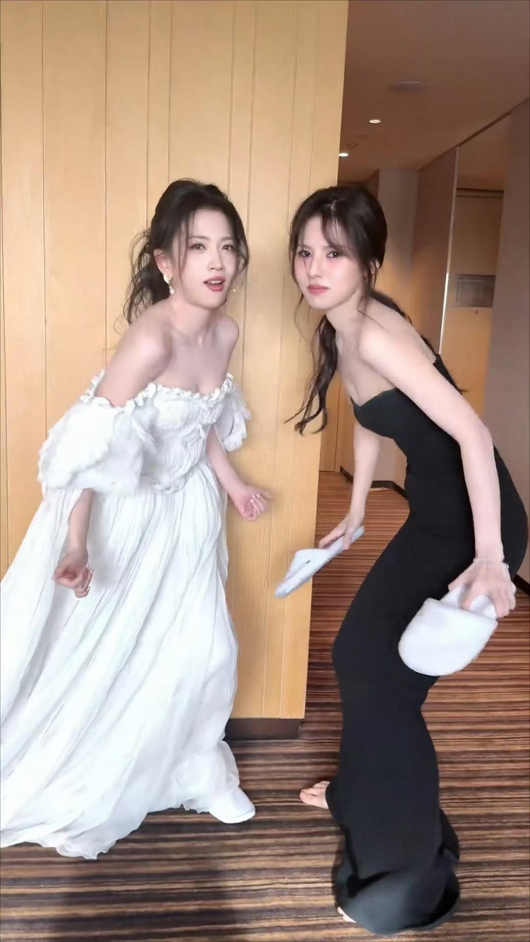 代露娃鹤男，穿这么端庄的礼服，舞这么抽象的大花轿