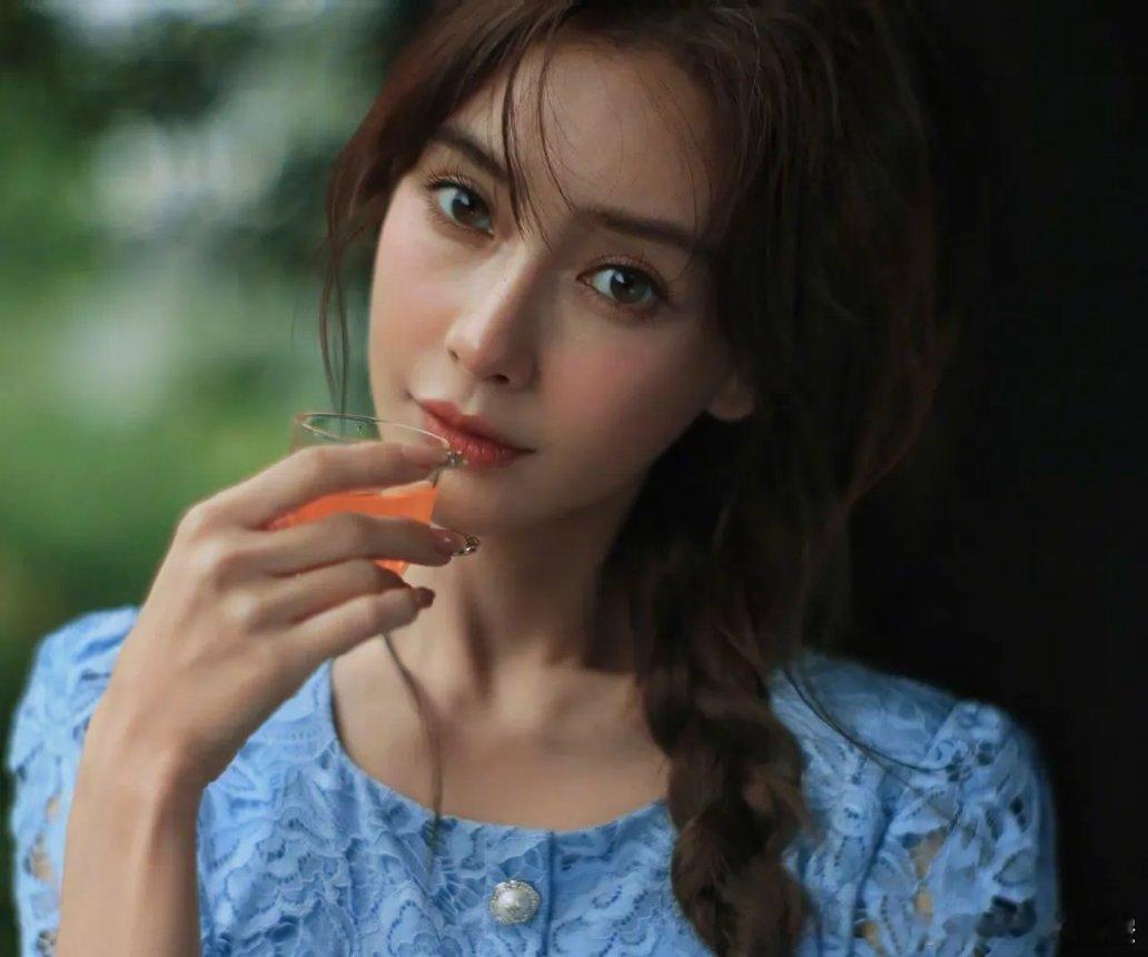 原来不是baby变丑了，而是她的“咖位”变了很多人说baby最近杂志变丑了，颜值