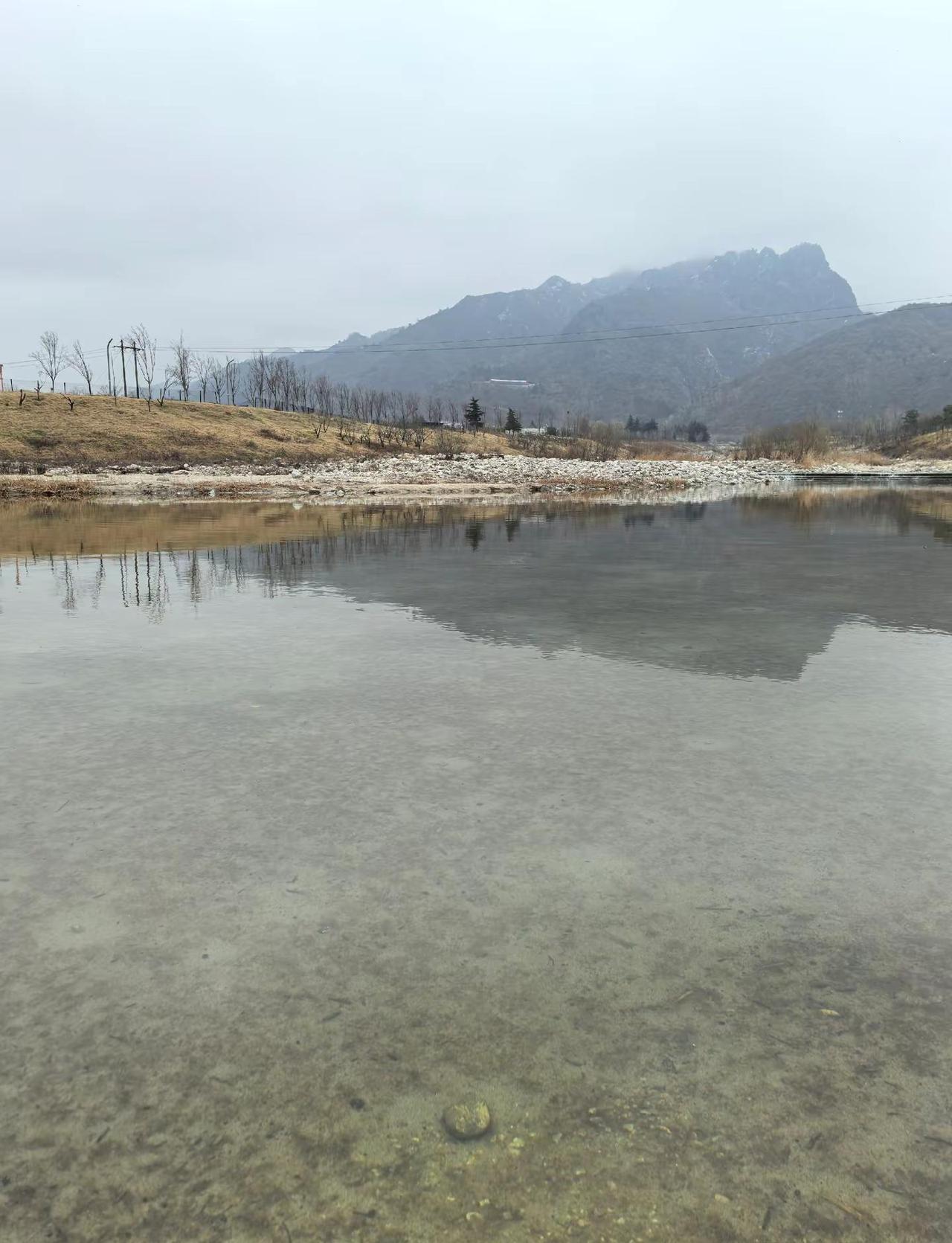 此刻闭上眼睛，静听流水的声音，暖语花香，瞬间让人放下所有的浮躁！