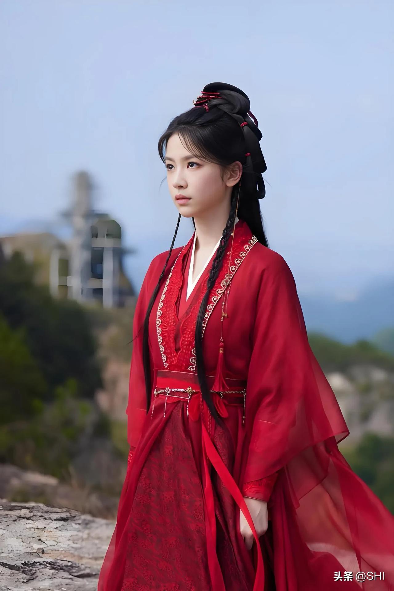 同样是“常以一身红衣出场”，这五位，你喜欢谁？
刘梦芮的宋明珠，孙珍妮的翩然，鞠