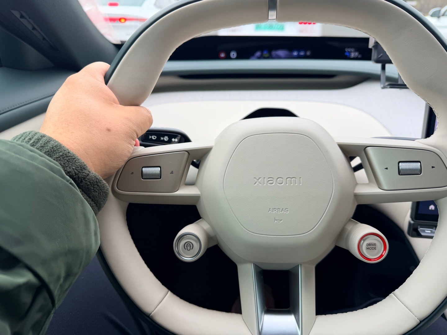 我手放 yu7 上开智驾辅助经常让我握紧方向盘你们有这个问题吗我最低配，没有电容