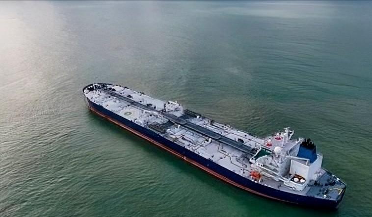 证实了！美国对俄罗斯“水手”号油轮下手了！而且已经登上油轮。据美国福克斯新闻记者