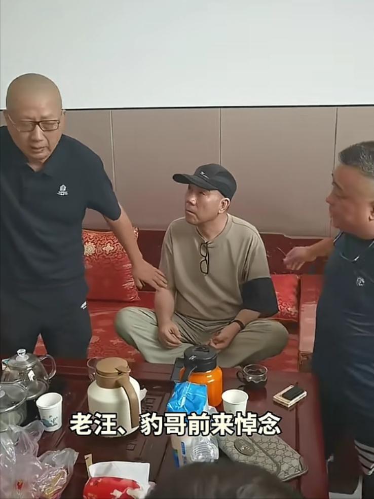 杨少华葬礼流程快速进行，各界人士纷纷前来吊唁，其中郭德纲以公司名义送上花圈。吊唁